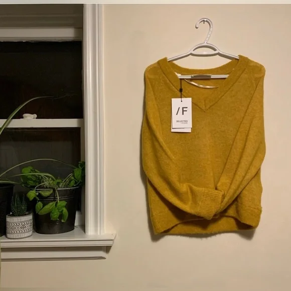 Beautiful Selected femme sweater in yellow mustard color - Picture 2 of 6
